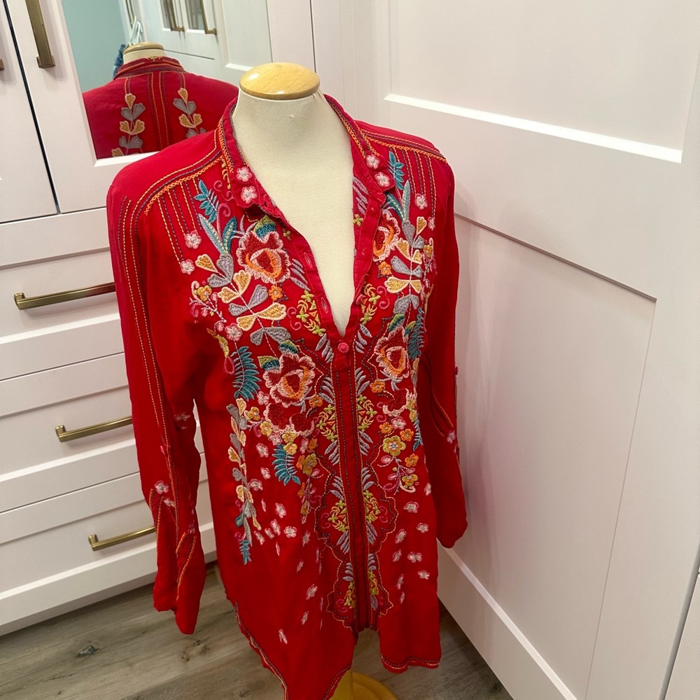Johnny Was Red Tunic/Tiffany blue accents: White Lotus inspired. Small.